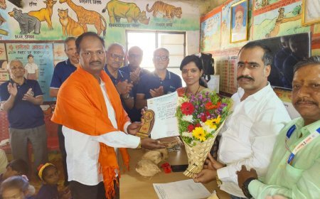 खेड तालुक्यात वूई टुगेदर फाउंडेशनवतीने आदर्श शिक्षक पुरस्कार प्रदान