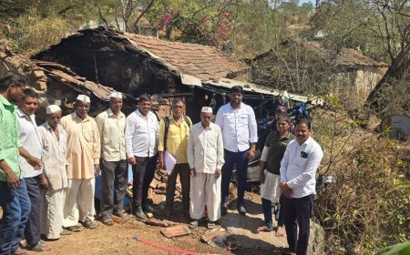 आदिवासी कुटुंबाचे घर आगीत जळून खाक झाल्याने गावकऱ्यांकडून मदत