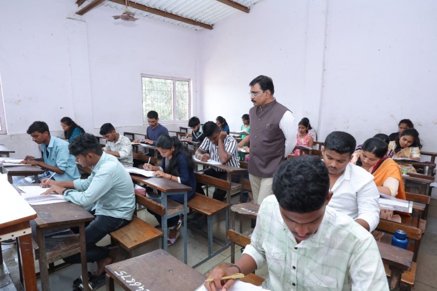 जिल्हाधिकारी यांची परीक्षा केंद्राला अचानक भेट परीक्षामधील गैरप्रकार रोखण्यासाठी जिल्हा प्रशासन सज्ज