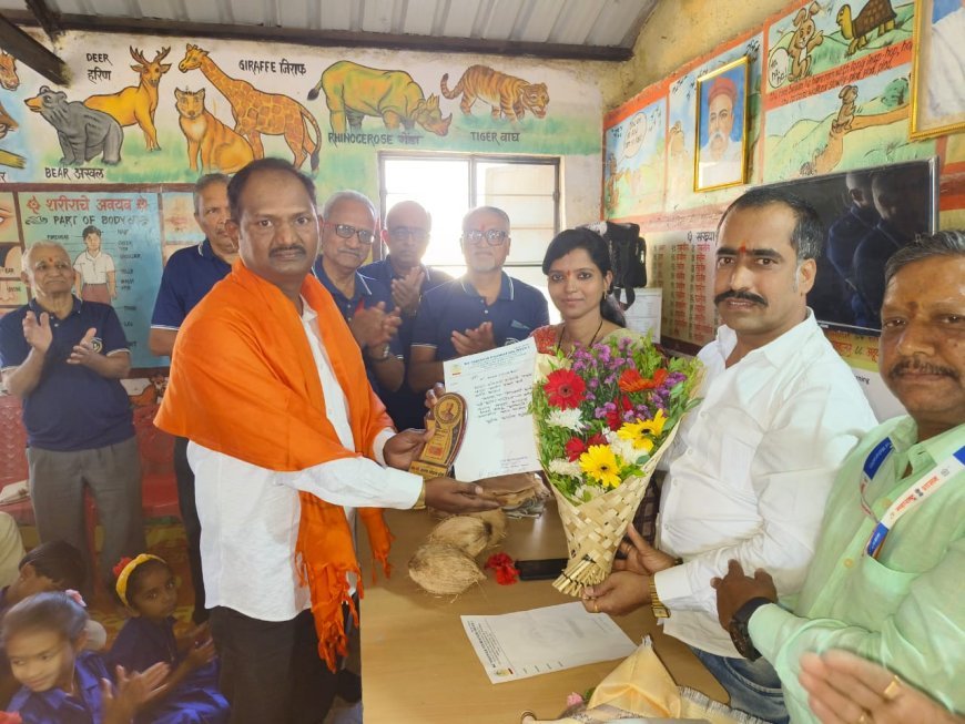 खेड तालुक्यात वूई टुगेदर फाउंडेशनवतीने आदर्श शिक्षक पुरस्कार प्रदान
