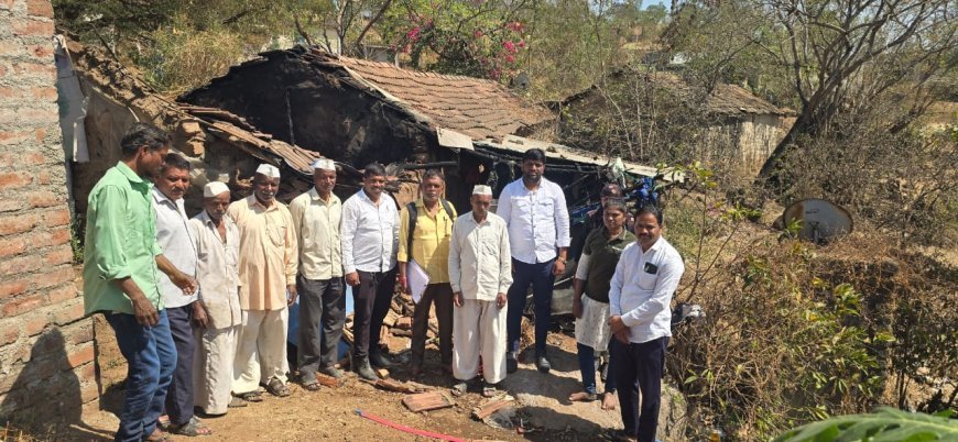 आदिवासी कुटुंबाचे घर आगीत जळून खाक झाल्याने गावकऱ्यांकडून मदत