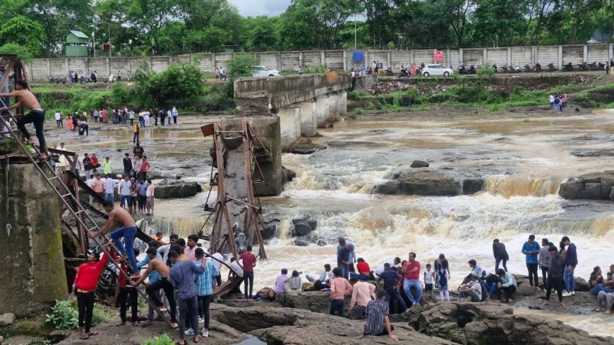 कुंडमळा पूल कोसळला; अनेक पर्यटक वाहून गेल्याची भीती; ३८ जणांना वाचवल्याची माहिती