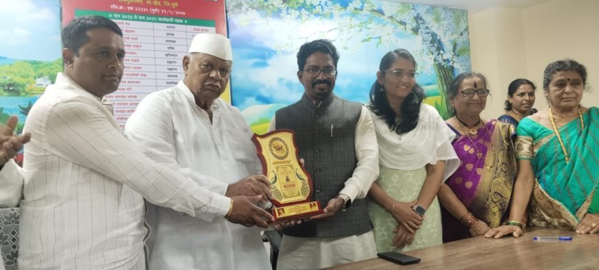 राजगुरूनगर येथे रंगले 'पाऊसधारा' कवीसंमेलन;  पुरस्कार वितरण सोहळा संपन्न