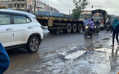 चाकणच्या आंबेठाण चौकात दुचाकीस्‍वाराच्‍या पायावरून गेले कंटेनरचे चाक