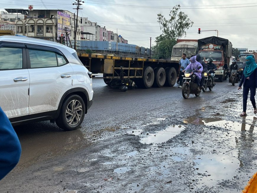 चाकणच्या आंबेठाण चौकात दुचाकीस्‍वाराच्‍या पायावरून गेले कंटेनरचे चाक