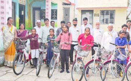 क्रांतिज्योती सावित्रीबाई फुले जयंतीनिमित्त मुलींसाठी सायकल / शिष्यवृत्ती वाटप