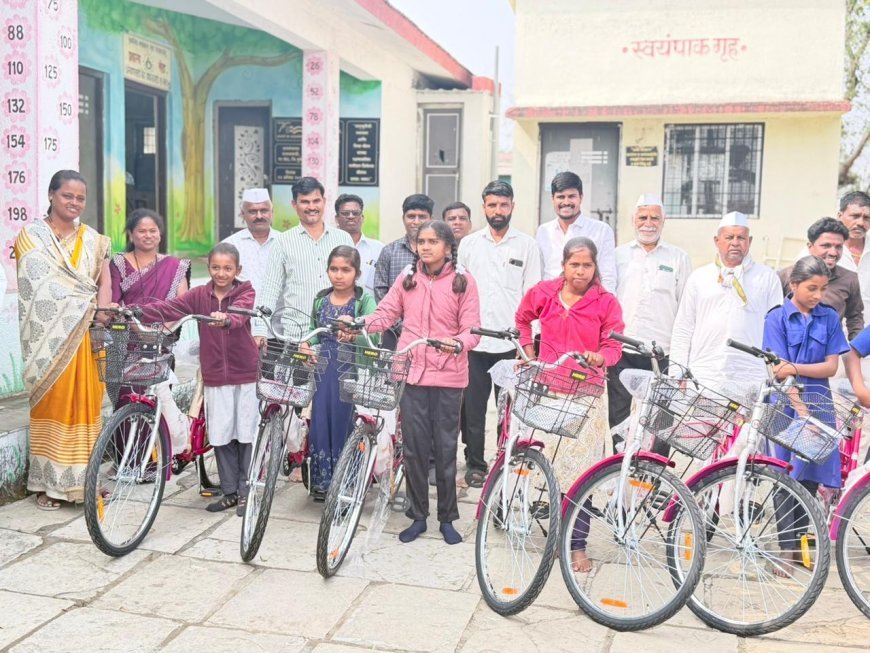क्रांतिज्योती सावित्रीबाई फुले जयंतीनिमित्त मुलींसाठी सायकल / शिष्यवृत्ती वाटप