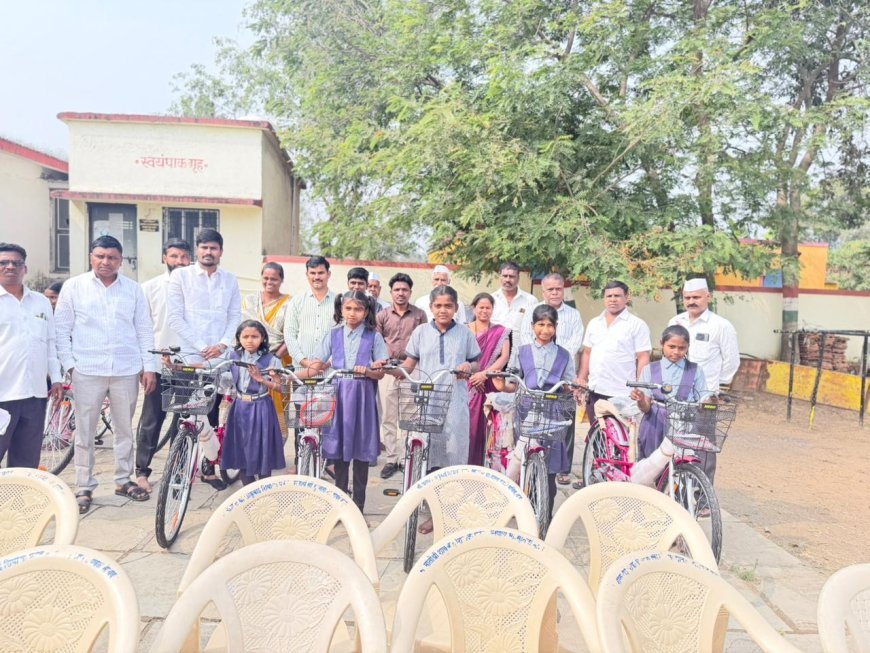 क्रांतिज्योती सावित्रीबाई फुले जयंतीनिमित्त मुलींसाठी सायकल / शिष्यवृत्ती वाटप