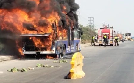 चाकण औद्योगिक वसाहतीत PMPML ची बस पेटली; ५० प्रवाशांचे प्रसंगावधानाने प्राण वाचले