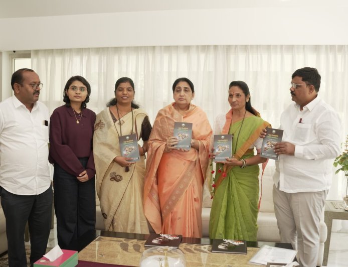 दादांनी दिलेला शब्द वहिनींनी पाळला; ‘सक्षम लोकप्रतिनिधी’चे उपमुख्यमंत्री सुनेत्रा पवार यांच्या हस्ते प्रकाशन