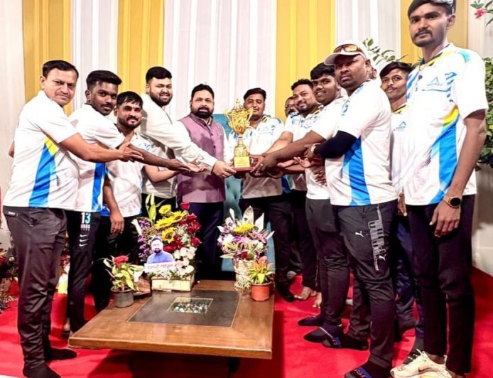 वाढदिवसानिमित्त कर्मचाऱ्यांसाठी क्रिकेटचा जल्लोष;आदिराज ग्रुपचे राजेंद्रजी गोरे यांचा जन्मदिन साजरा