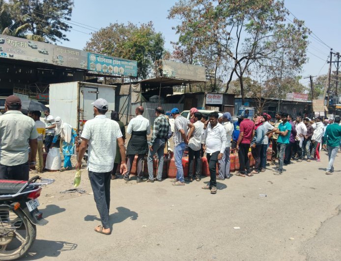 चाकणमध्ये भारत गॅस वितरणाचा गोंधळ; ग्राहकांची उन्हात सिलिंडरसाठी प्रतीक्षा