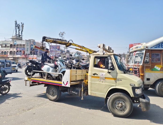 चाकण शहरातील P1-P2 टोईंग व्हॅनला अखेर कायमचा रामराम;चाकणकरांच्या रेट्याला यश