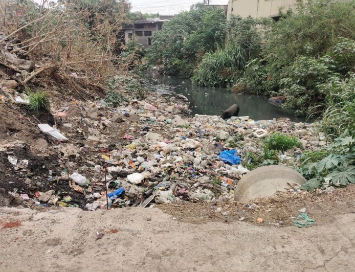 पावसाळा तोंडावर; चाकण शहरातील नाले सफाईकडे नगरपरिषदेचे दुर्लक्ष
