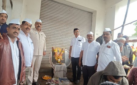 आषाढी एकादशीनिमित्त चाकण उपबाजार आवारात खिचडी वाटप