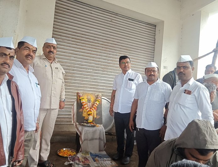 आषाढी एकादशीनिमित्त चाकण उपबाजार आवारात खिचडी वाटप