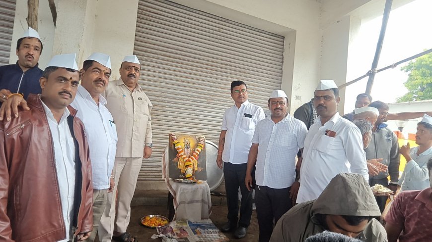 आषाढी एकादशीनिमित्त चाकण उपबाजार आवारात खिचडी वाटप