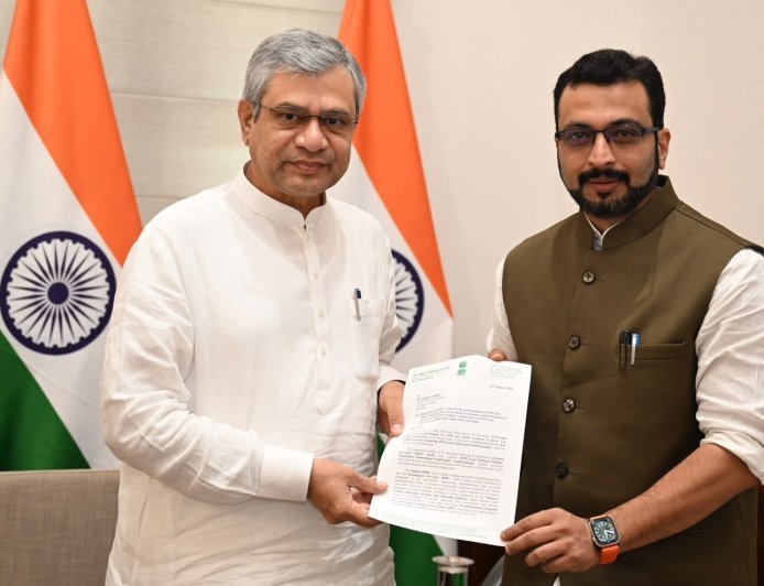 "पुणे नाशिक रेल्वे जुन्याच मार्गाने व्हावी" खासदार डॉ.अमोल कोल्हे यांची रेल्वेमंत्र्यांकडे आग्रही मागणी