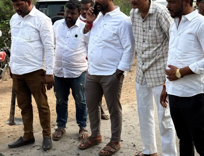 कुरकुंडी फाट्यावरील अपघातानंतर अखेर स्पीड ब्रेकर बसवले;धोकादायक झाडे हटवली